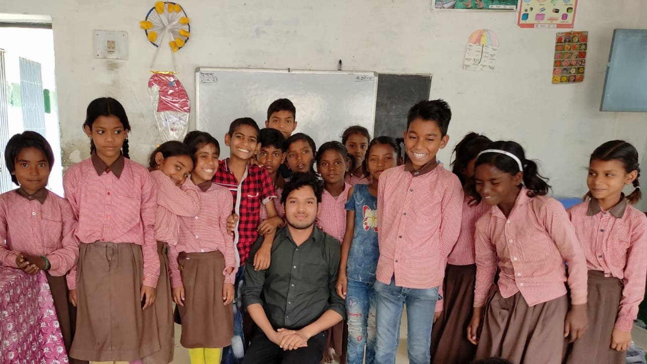 Shubham Kumar 1 Shubham Kumar with students of Primary School Ukathi 21042023